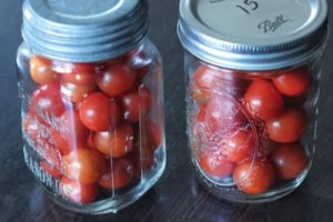 Frasco con tomates frescos